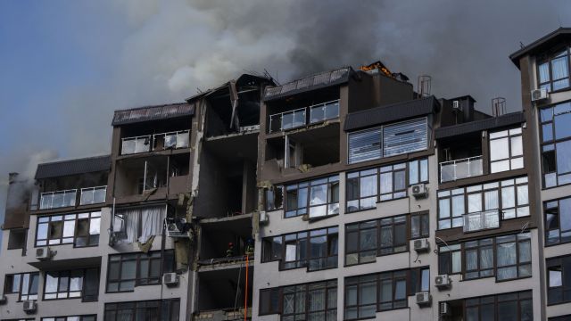 Rusové v Kyjevě zasáhli obytnou budovu, zranili také vlastní občanku